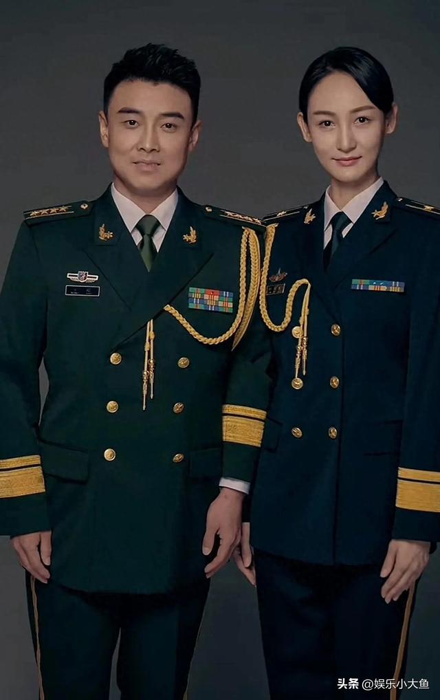 王皓的老婆闫博雅原来也是军人，夫妻俩军装合照太飒了，郎才女貌