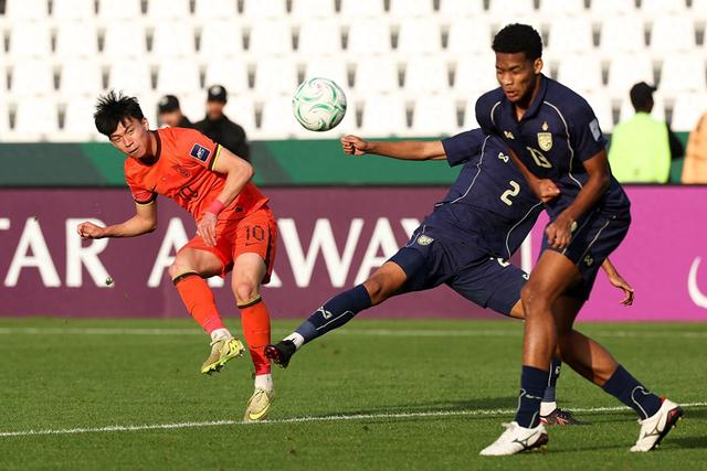 0丢球，国足首次突围U23亚洲杯小组赛：主裁抢戏造险境，淘汰赛避开日韩