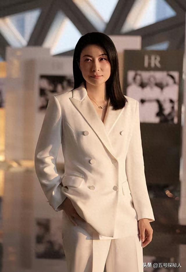 霍震霆没想到，44岁儿媳郭晶晶再次官宣喜讯，让整个阔太圈沉默了