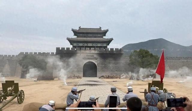山东一景区NPC带着数百游客“攻打县城”，游客：特意买了三把道具步枪，体验感满满