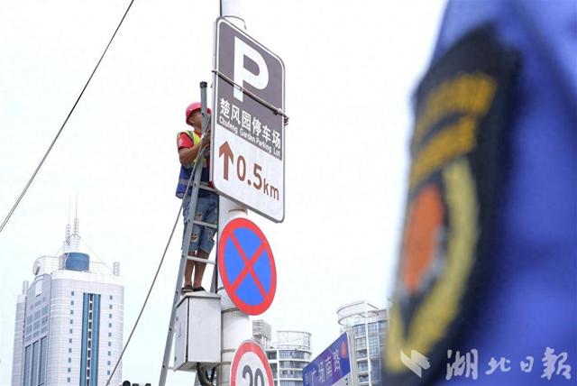 梨园广场14处冗余牌拆除 指路更精准
