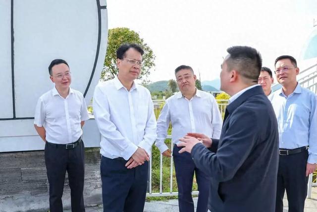 郭锡文到百里杜鹃管理区调研