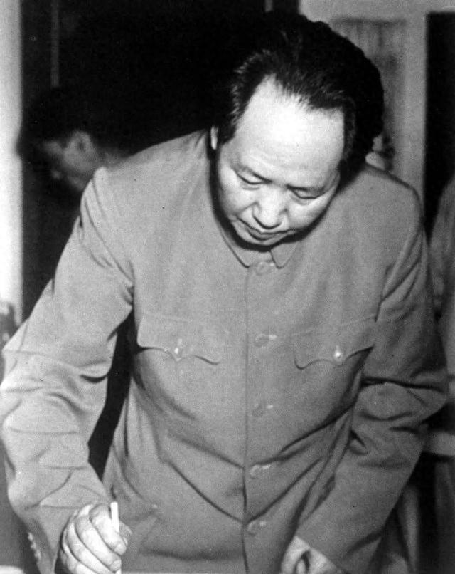 周恩来逝世后谁当总理？毛主席力推一人，此人婉拒：您考虑别人吧