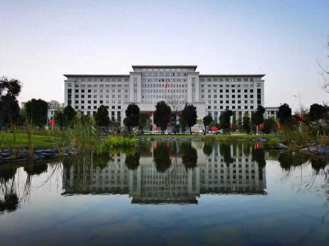 清镇市行政中心广场向市民开放！