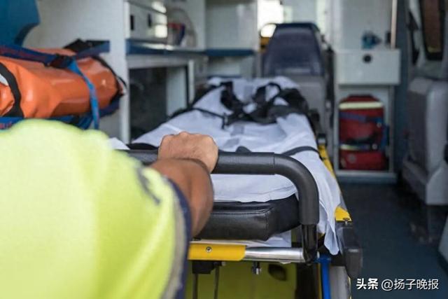 患者在救护车上要求下车小便，高速禁停区下车后坠桥身亡，一审宣判：医院担责 10%，赔偿13万余元