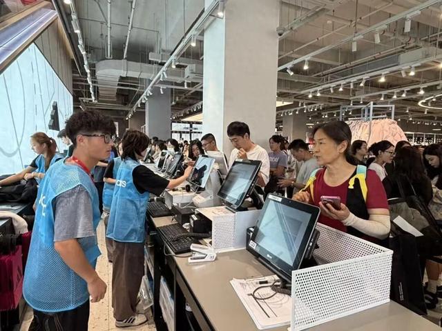 突然大量涌入！游客拖着行李箱来上海扫货，人人都大包小包，收银台根本停不下来，老外直呼“便宜”