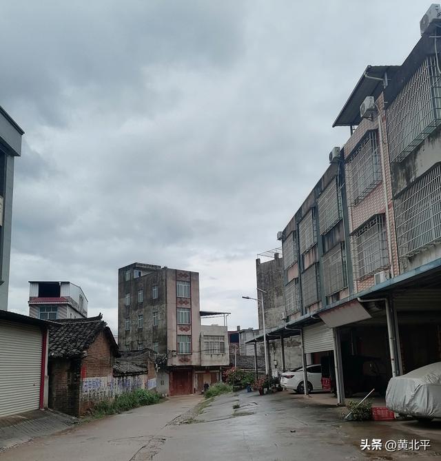 广西南宁市宾阳县邓姓人家起居而得名邓村，村内没有一户人家姓邓