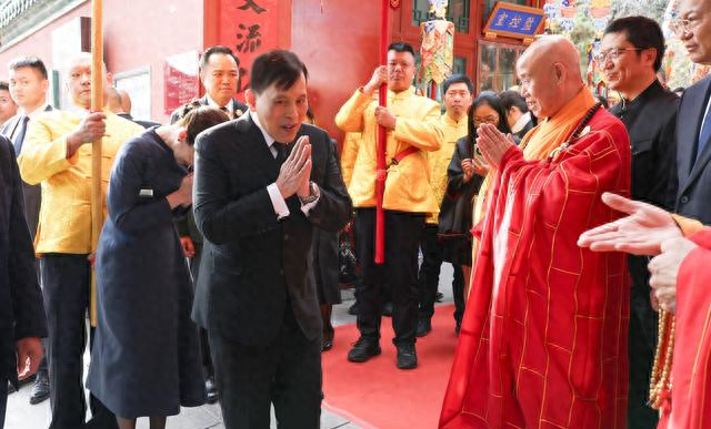 泰王夫妇在北京参观灵光寺！苏提达王后穿古韵连衣裙，踩高跟跪拜