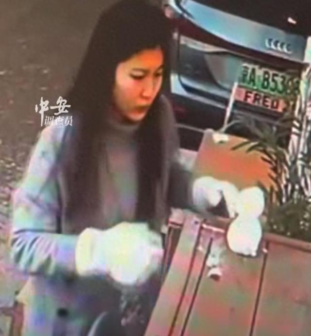 女店主在门口堆雪人，被路过的陌生女子一拳锤碎