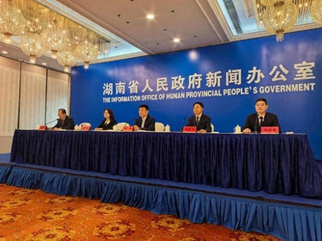 张家界的山上为什么长满老外：文化出圈产品好玩