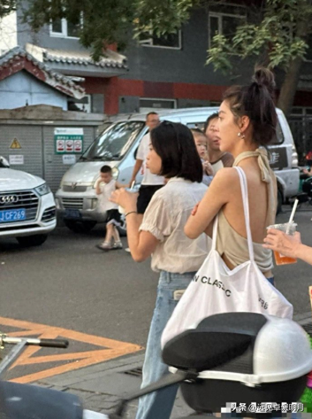 网友在北京偶遇章若楠，电视上看着高挑的她，现实中竟这么娇小