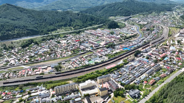 横道河子暑期旅游热潮：避暑胜地与多元文旅的清凉交响