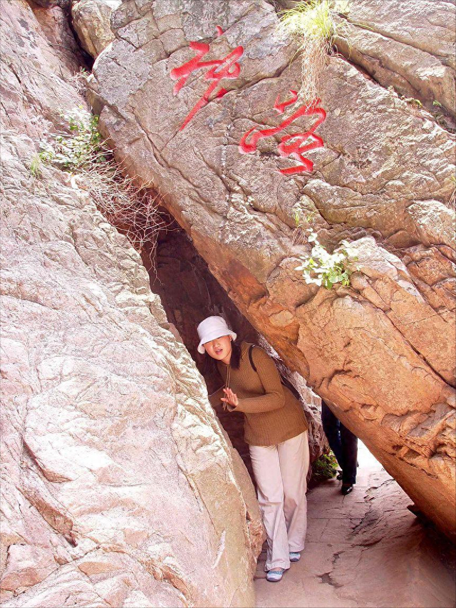 探秘山东诸城恐龙涧峡谷：1.5亿年地质奇观与恐龙化石宝库