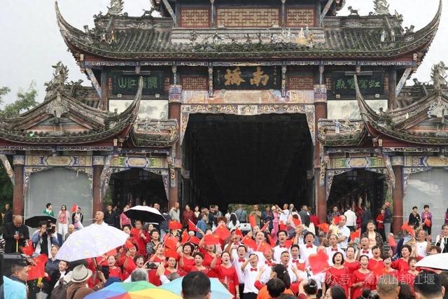 国庆假期首日游四川：近500万人次逛景区，恐龙电竞齐上阵
