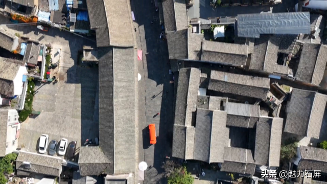 一抹“亮眼橙”——石屏古城观光车正式运营