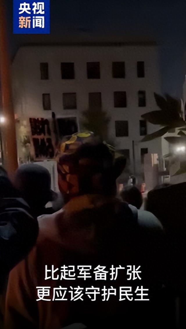 “不配当首相！	”日本民众在首相官邸前集会，要求高市早苗下台！新华社痛批：四大“毒土”长出的“毒苗”