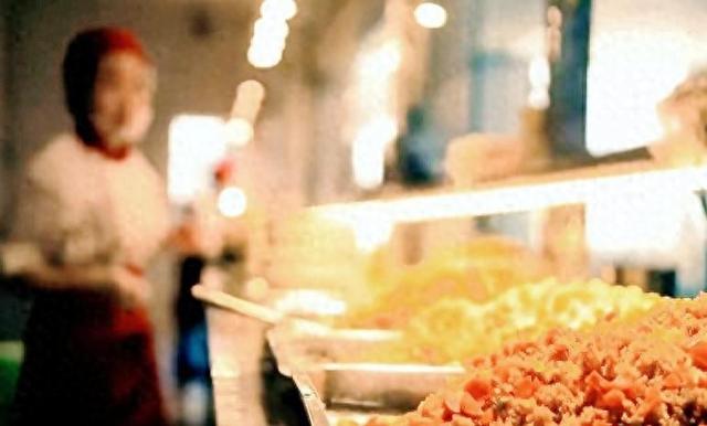 北京的命令已下，在2027年底前	，所有中小学全部改成自营食堂。