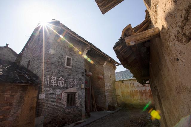 百年老村，记录乡民曾经的过往，残垣断壁，见证岁月风雨的沧桑