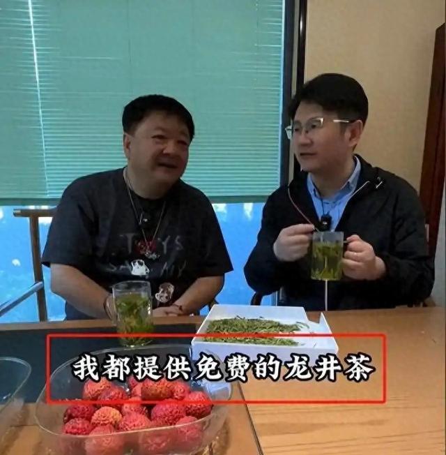 洪剑涛浙江旅游！想试戴帽子要求“付5元”，走好远心里还不舒服