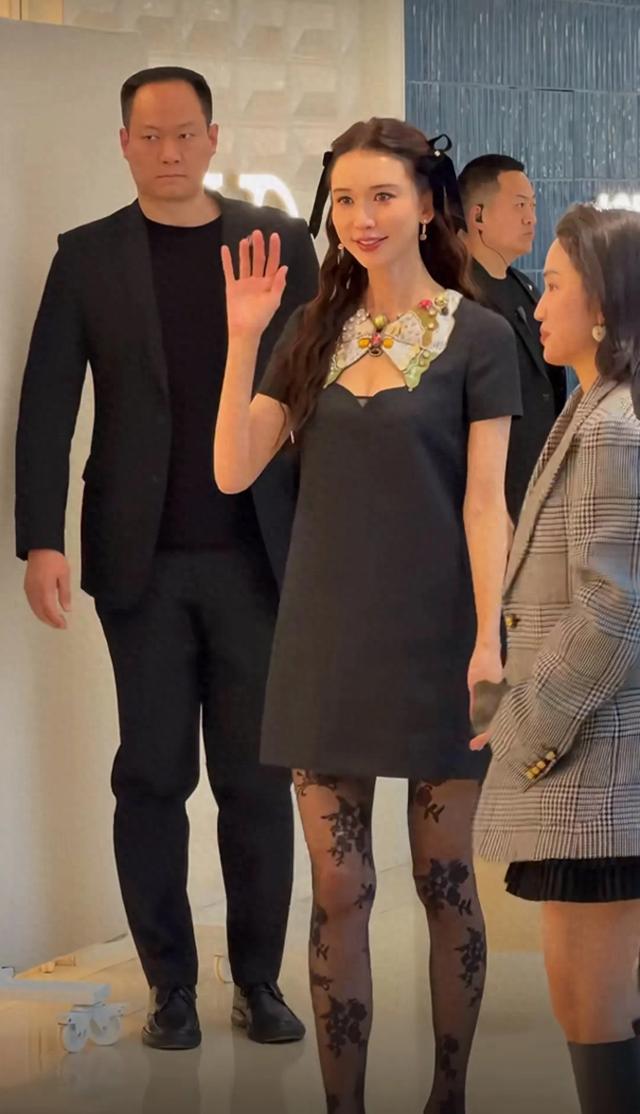 用力过猛！51岁林志玲打扮“日系”现身上海，网友：又老又年轻