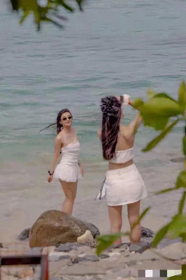 河北秦皇岛一校花太漂亮了,五官精致, 鞋码37,美得让人移不开眼