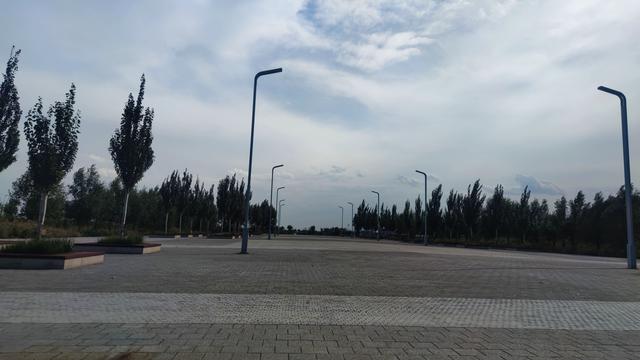 包头城南靠近黄河的昭君湖，也叫小白河景区，黄河浩渺，湖平如镜