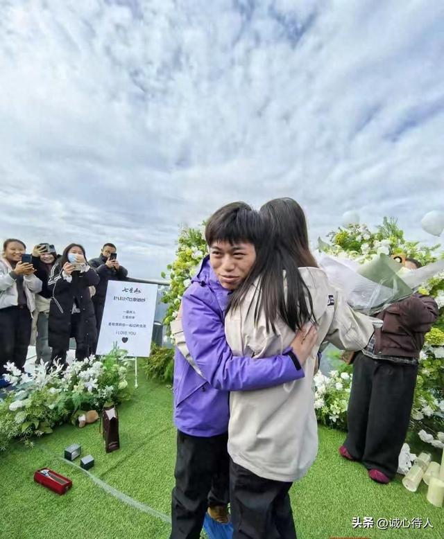 海拔1520米，荒野求生哥硬核告白，时间地点都是爱！