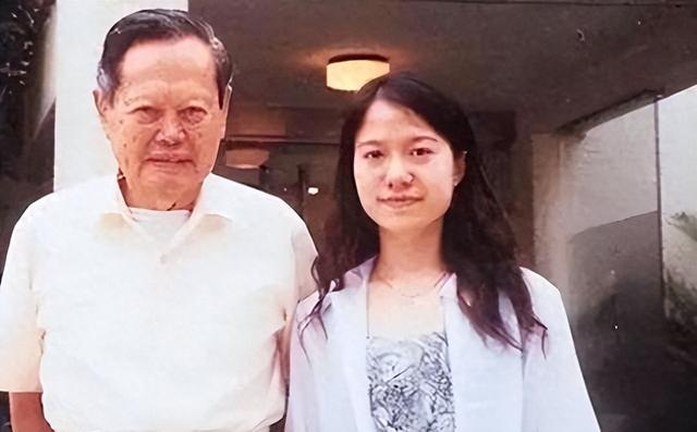 杨振宁去世后，翁帆再发文，49岁无子女的她，早已被安排好了后路