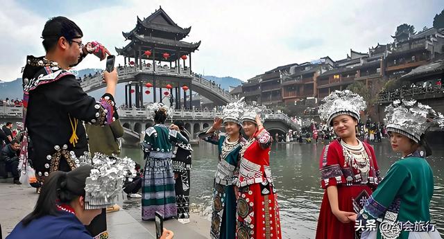 凤凰古城一大爷怒砸反光板：当景区旅拍占了风景，究竟谁来管？