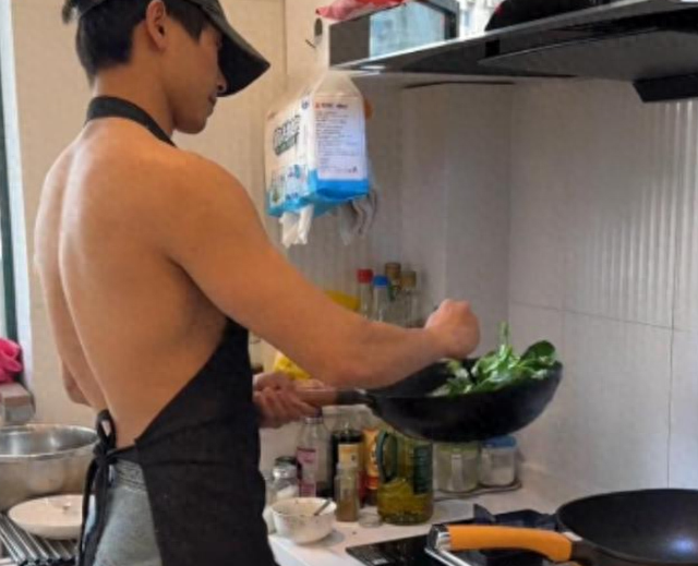 上海富婆花500请保姆，要求对方赤裸上身做饭，声称做梦都要笑醒