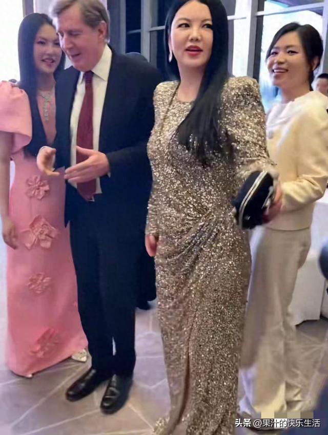 李湘瘦好多！带王诗龄哈尔滨参加活动！母女俩又瘦又薄！美出天际