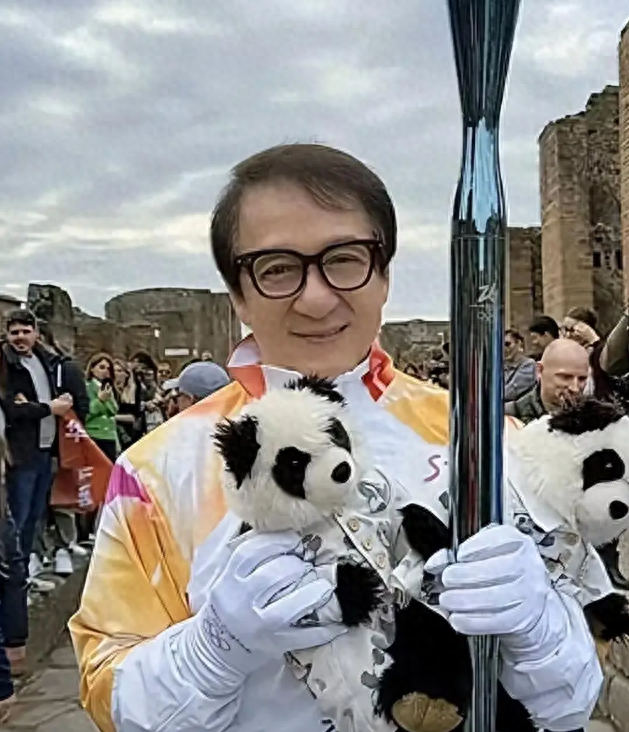 官媒对成龙的称呼变了，三字之差释放强烈信号，王晶的话有人信了