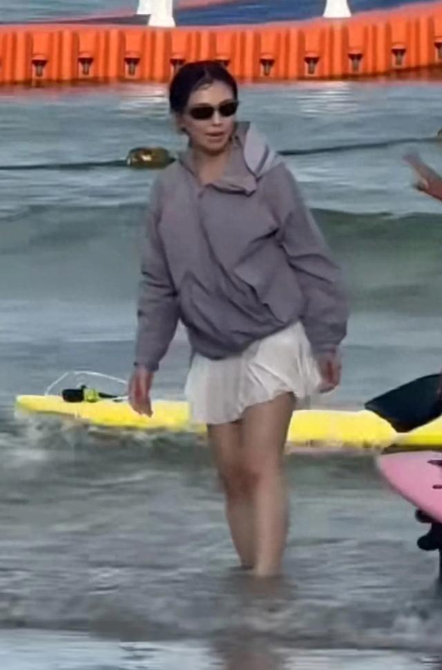 47岁刘涛打篮球被偶遇，真实状态身材不错，没有说的那么年轻漂亮