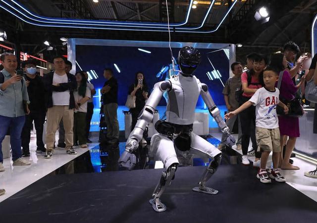 新华走笔丨程思琪：世界人工智能大会被机器人“占领”了