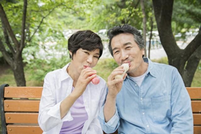 53岁绝经后，和65岁的他出游7天，回来我果断散伙