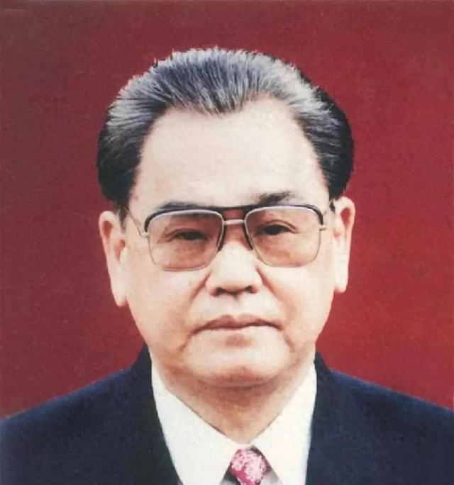 他48岁接替华国锋职务，官至副国级，退休后回到农村当农民