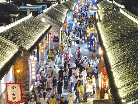 烟台夜生活圈烟火升腾：老街焕发新活力 小吃街烟火旺