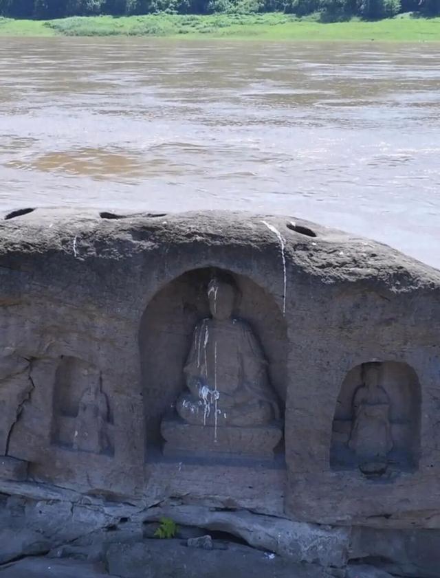 长江重庆段水位下降露出600年历史石佛，许多游客隔岸参观祈福