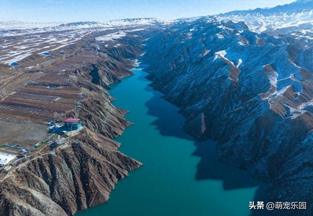 雪花飘洒后玛纳斯湖变魔镜，山峰被温柔抚平，我分不清现实与倒影