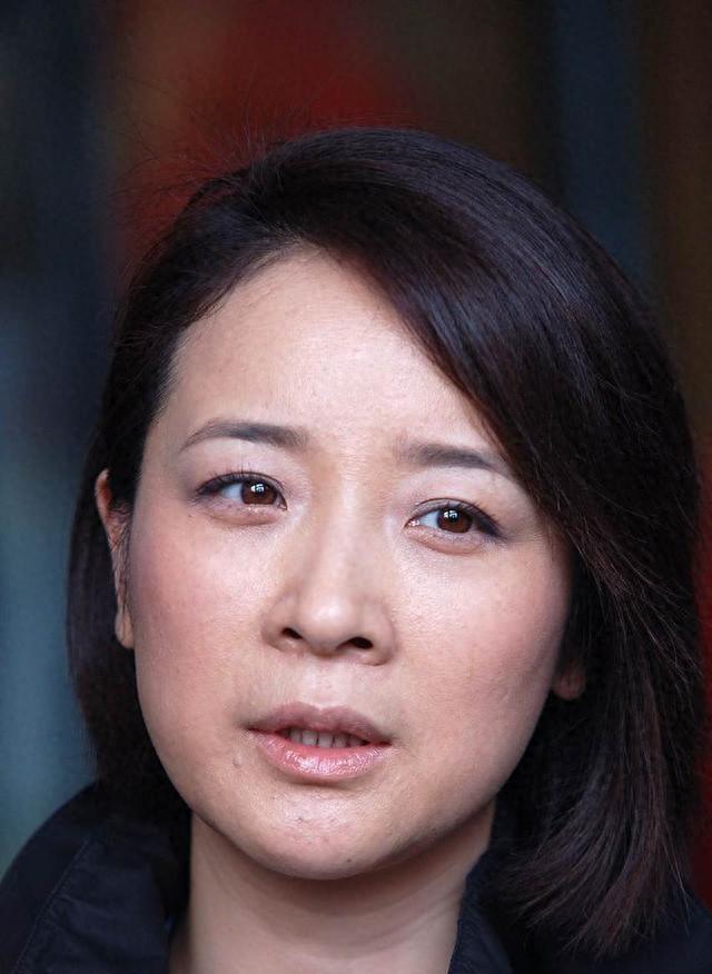 她是国家一级女演员，多次给坐轮椅丈夫戴绿帽，如今儿子也是演员