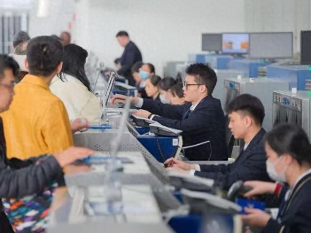 半两财经｜国庆假期京沪航线直接火出圈 你抢票了吗