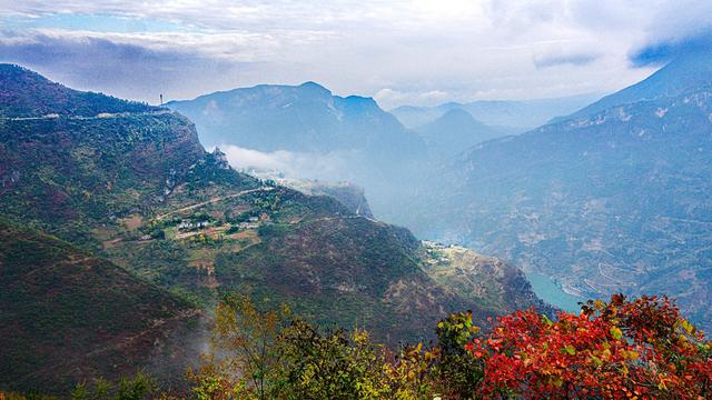 一江碧水，两岸红叶，静看三峡绚丽之秋