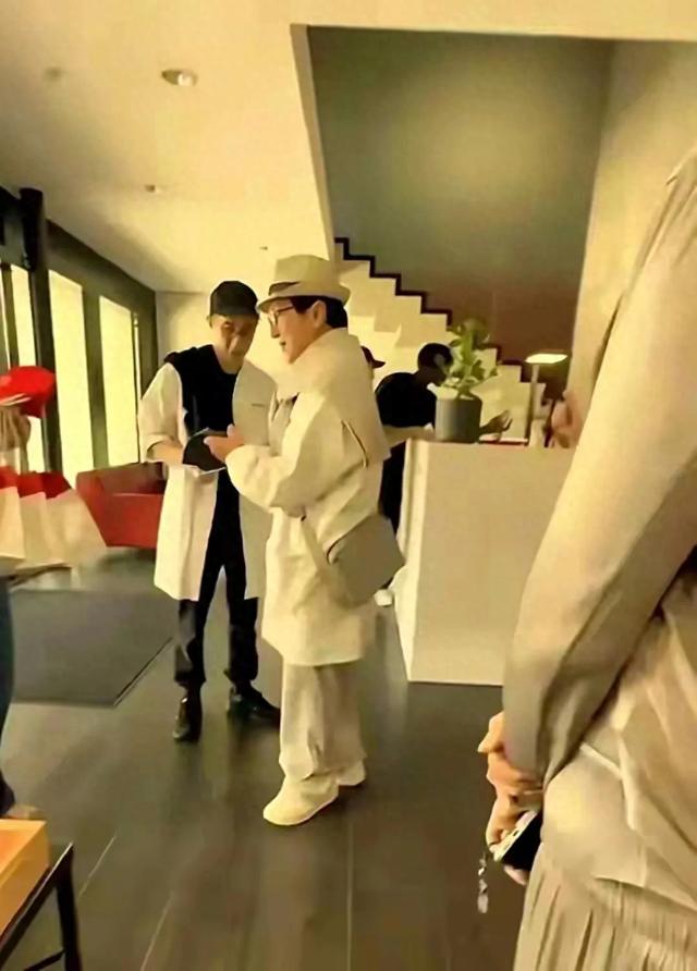71岁成龙在瑞士，与儿子结伴同行，房祖名瘦的脱相，和爸爸一般高