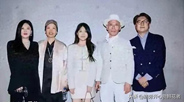 王诗龄回国后在宴会上惊艳到大家!真成财阀千金了,骨子里的优雅