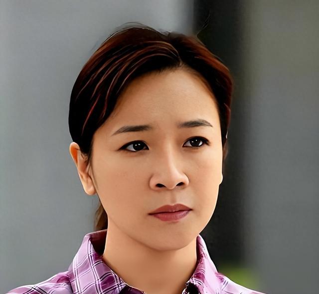 她是国家一级女演员，多次给坐轮椅丈夫戴绿帽，如今儿子也是演员