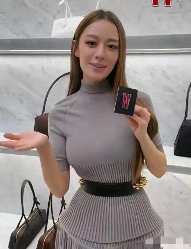 31岁吉娜近照曝光，胸部形状有些不自然，看起来比之前丰满了不少