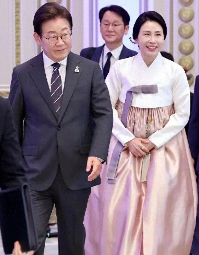 韩国总统夫人真不是一般人！端庄优雅气质超群，打破历史记录了