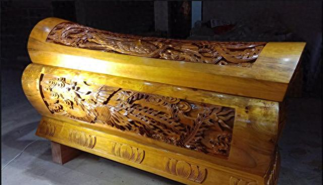 浙江挖出一口金丝楠木棺材，重达1500斤，解开千古“黄金头”谜案