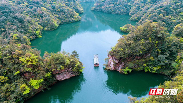 秋染宝峰湖 山水斑斓绘就张家界秋日生态胜景