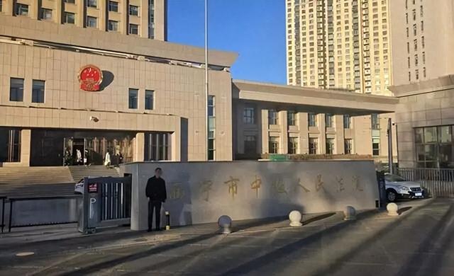 “母亲在派出所遭民警责骂，男子插话劝阻后被拖进女厕遭3人群殴”，终审维持原判：民警张某被判8个月，2名辅警被判缓刑